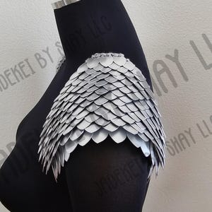 Knitted Dragon Scale Shoulders, Scalemail Epaulets, Cosplay Shoulders, Costume Accessory, LARP, Matte Silver, Shiny Silver