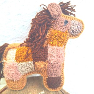 Horse or donkey crocheted from granny squares, approx. 18 x 20 x 4 cm, using polyacrylic yarn, chenille yarn and a wool blend.
