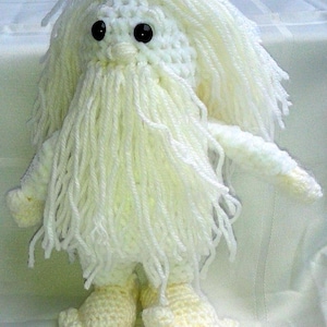 Bigfoot Snowman Yeti Jety crocheted approx. 18 cm high from polyacrylic yarn with long hair, beard and big feet