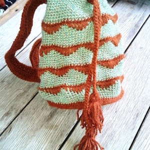 Beutel gehäkelt, kleine Beuteltasche gehäkelt, 15 x 25 cm, grün Glanzgarn braun mit Kordelstopper und Schulterriemen 55cm lang
