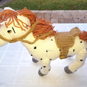 Pippis Pferd gehäkelt, Schimmel mit schwarzen Tupfen und rötlicher Mähne mit Sattel  und Zaumzeug ca 32 cm lang x 32 cm hoch