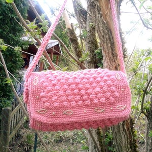 Tasche gehäkelt, rosa mit Noppen Christusfisch und Goldperlen gehäkelt, Schurwolle, gefüttert