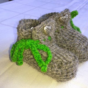 Crocheted baby shoes with traditional button, Haferl shoes for babies crocheted from virgin wool, 0-3 months