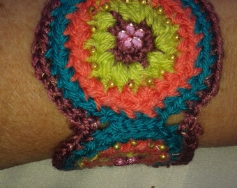 Bracelet au crochet, bracelet bohème avec perles dorées, coeurs et fleurs, bouton en laine