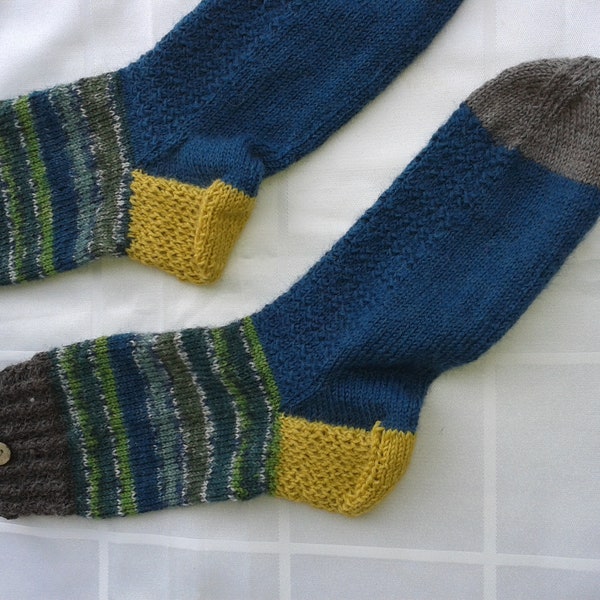 Socken Handgestrickt Gr 42-43 mit Zopfbund, Kokos- Zierknopf, irischem Muster ,Farbverlauf grün blau grau beige, Schurwollmix