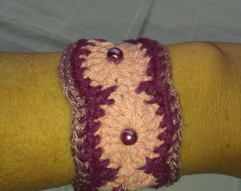 Bracelet au crochet rose rose violet avec perles et fermeture à bouton