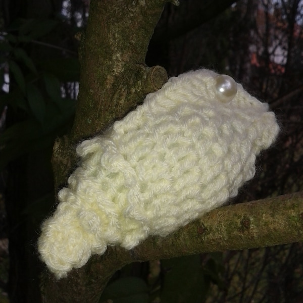 Crocheted shell, crocheted shell with pearl