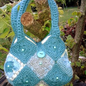 Tasche aus granny squares gehäkelt, kleine Patchwork Tasche mit Perlen 18 x 12 x 8 cm