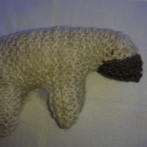 Lamm gestrickt mit dunkler Nase, Waldorfstil