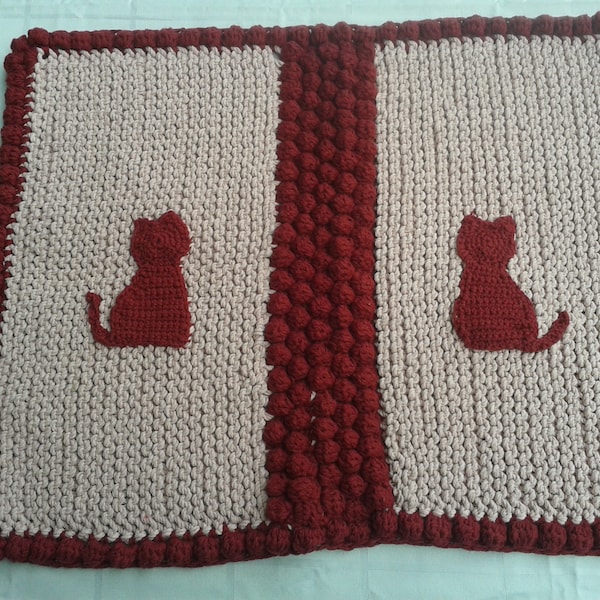 Teppich gestrickt  Badteppich Läufer Bettvorleger, 45 x 58 cm mit Katzen gehäkelt gestrickt natur/ rot Recyclingbaumwolle