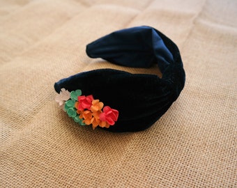 Diadema de terciopelo azul con flores de porcelana