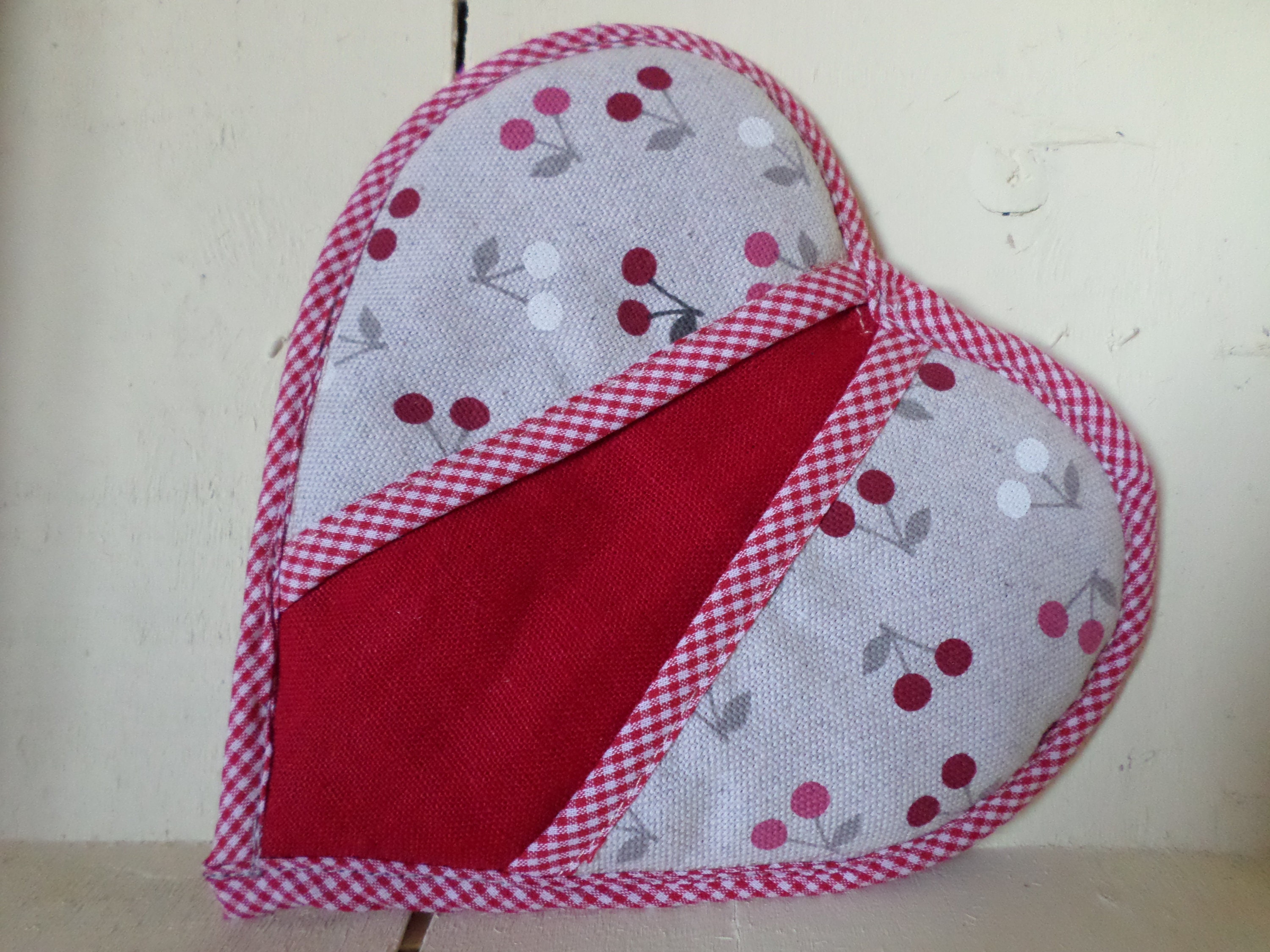 Manique en Forme de Coeur Motif Cerise