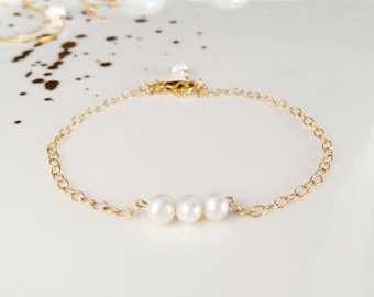 Bracelet rempli d'or de trois perles, bracelet de cadeau de demoiselle d'honneur, bracelet de chaîne perlé de perle, bijoux de demoiselle d'honneur, bijoux d'or délicats, bijoux blancs