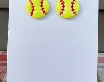 Op de afbeelding: Een paar gele en rode softbal-oorbellen. De oorbellen zijn klein en rond en perfect voor elke softbalfan.