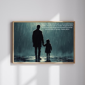 Puede incluir: Obra de arte enmarcada que representa a un padre y un niño caminando bajo la lluvia. Las figuras están silueteadas contra un fondo de lluvia. La obra de arte incluye texto del Salmo 46:1-2.