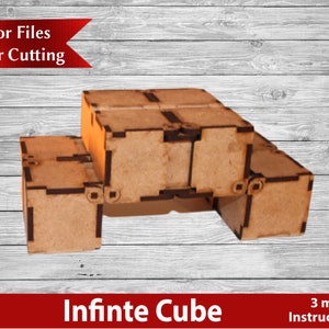 Puede incluir: Un rompecabezas de cubo infinito de madera hecho de madera de 3 mm de grosor. El rompecabezas está formado por ocho cubos individuales que se pueden ensamblar de diferentes maneras. El rompecabezas es una excelente manera de desafiar tus habilidades de razonamiento espacial.