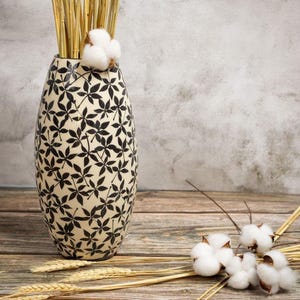 Handgegooide vaas, zwart-witte vaas, hoge bloemenvaas, rustieke vaas, handgemaakt primitief herfstdecor, cadeau nieuwe huiseigenaar afbeelding 3