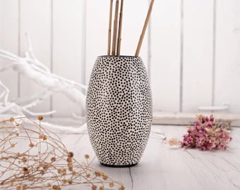 Handgemaakte hoge vaas zwart-witte keramische vaas met stippen modern aardewerk Nieuw cadeau cadeau