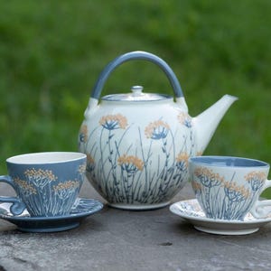 Tetera pintada a mano, tetera con flores de milenrama, tetera de cerámica, juego de té floral, tetera de cerámica, gris y blanca, regalo para nuevos propietarios.