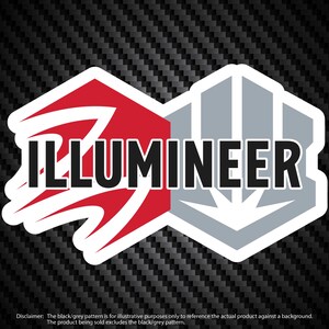Op de afbeelding: Een rode en grijze sticker met het woord "ILLUMINEER" in zwarte letters. De sticker heeft een geometrisch ontwerp met een gestileerde pijl die aan de linkerkant omhoog wijst en een gestileerde pijl die aan de rechterkant omlaag wijst.