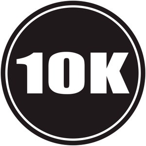 Puede incluir: Un círculo negro con un borde blanco y el número 10K en texto blanco.