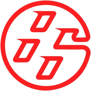 Puede incluir: Un logotipo rojo estilizado con un círculo alrededor. El logotipo está formado por cuatro formas de 'D' superpuestas.