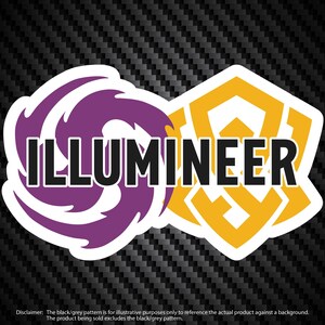Op de afbeelding: Een sticker met het woord "ILLUMINEER" in vette, zwarte letters. Het woord is over twee verschillende grafische elementen geplaatst: een wervelend paars ontwerp en een gele geometrische vorm. De sticker heeft een witte rand.