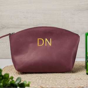 Bolsa de maquillaje con cremallera de cuero, Bolsa de maquillaje grabada, Estuche cosmético de cuero, Bolsa cosmética monograma, Bolsa de almacenamiento de maquillaje, Bolsa de maquillaje personalizada