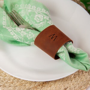 Personalisierte Serviettenringe aus Leder, Serviettenringe mit Gravur, Serviettenring mit Namen, handgefertigte Serviettenringe, individueller Serviettenring, Serviettenringhalter