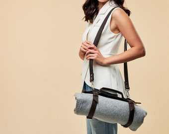 Handmade leather blanket carrier, Custom leather blanket strap, Personalized leather blanket roll, Leather strap for blanket