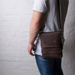 Petit sac à bandoulière en cuir pour homme, sac pour tablette en cuir pour homme, sac à bandoulière en cuir pour homme, sac en cuir fait main pour homme, sac pour homme personnalisé, cartable en bandoulière