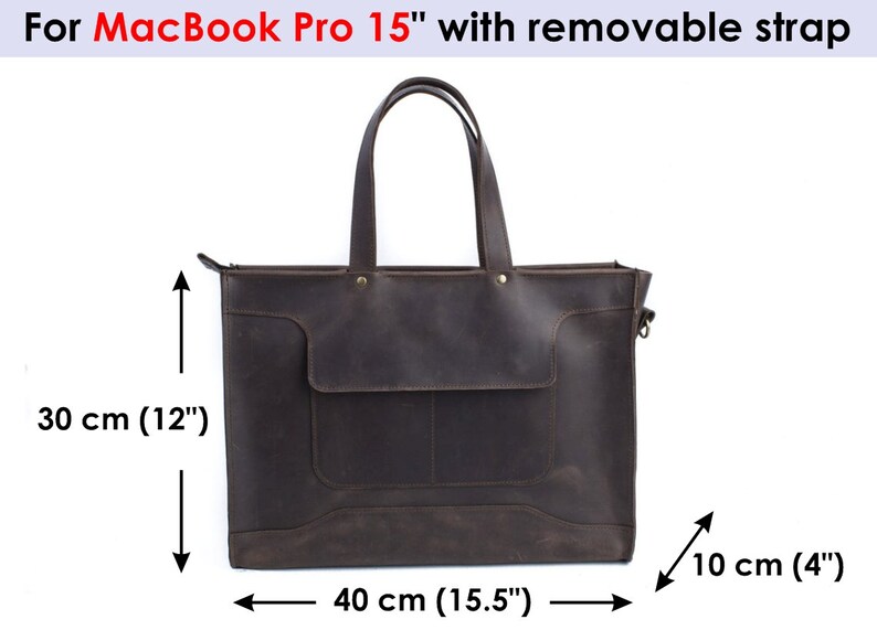 K&ouml;nnte beinhalten: Eine braune Ledertasche mit Rei&szlig;verschluss und abnehmbarem Trageriemen. Die Tasche ist 40 cm breit, 30 cm hoch und 10 cm tief.
