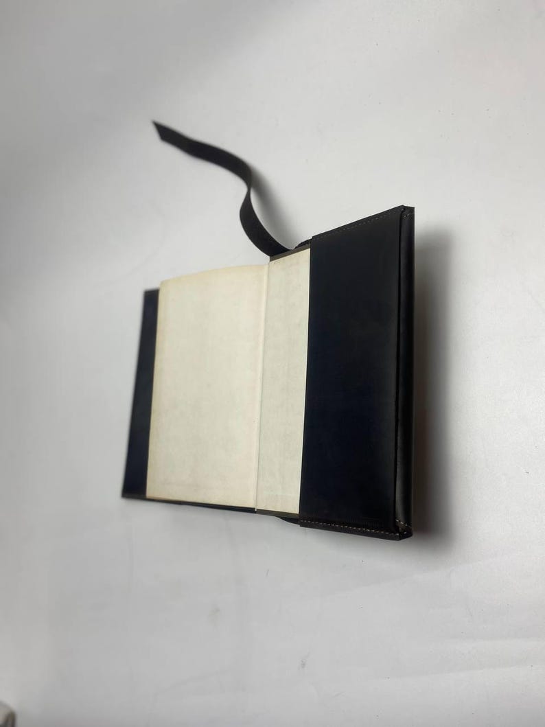 Lederbucheinband individuell, Lederbucheinband mit Gravur, Lederbuchhülle, Personalisierter Buchhalter, Lederbuchhülle, Handgefertigter Bucheinband Bild 13
