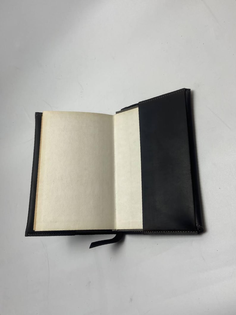 Lederbucheinband individuell, Lederbucheinband mit Gravur, Lederbuchhülle, Personalisierter Buchhalter, Lederbuchhülle, Handgefertigter Bucheinband Bild 10