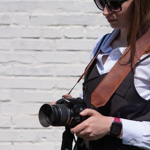 Engraved leather camera strap, Camera shoulder strap, Handmade leather camera strap, Camera neck strap, Personalized camera strap