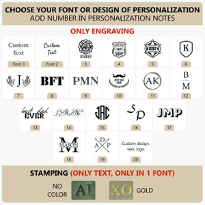 Puede incluir: Un gráfico que muestra diferentes opciones de fuente y diseño para la personalización. Las opciones incluyen texto personalizado, logotipos prediseñados e iniciales. El gráfico está dividido en dos secciones: 'Solo grabado' y 'Estampado (solo texto, solo en 1 fuente)'.