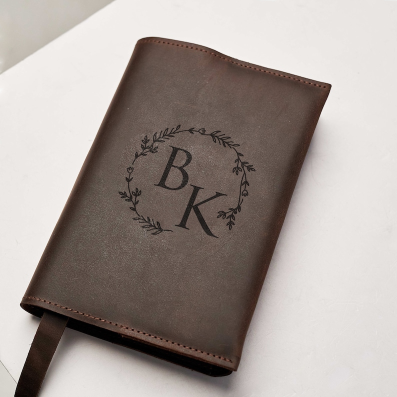 Lederbucheinband individuell, Lederbucheinband mit Gravur, Lederbuchhülle, Personalisierter Buchhalter, Lederbuchhülle, Handgefertigter Bucheinband Bild 14