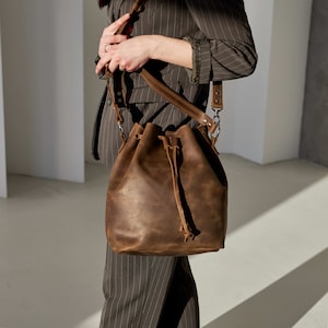 Damenleder Kordelzugtasche, Crossbody-Lederbeutel, Beuteltasche aus Leder, Stilvolle Crossbody-Tasche, Kordelhandtasche, lässige Tasche