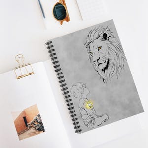 Cuaderno espiral inspirador con león y niño: líneas rayadas para la creatividad y la reflexión