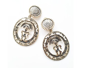 Vintage ethnic earrings with clip closure. Ethnic vintage earrings with clip closure