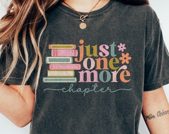 Camiseta "Just One More Chapter" de Comfort Colors, sudadera con estampado floral de libros, camiseta para profesor de lectura, suéter para ratón de biblioteca, camiseta para profesor, regalo para amantes de los libros