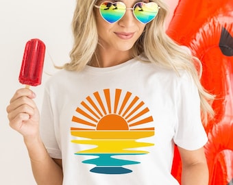 Camiseta retro con rayos de atardecer ondulados, camiseta vintage, camiseta retro de verano con atardecer, camiseta retro de sol, camiseta con rayos de sol, camiseta playera con ambiente playero, camiseta playera