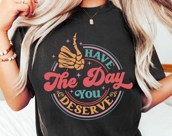 Camiseta Comfort Colors "Ten el día que te mereces", camiseta Positive Karma, camiseta sarcástica "Ten el día que te mereces" para mujer, camiseta de esqueleto