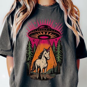Camiseta com estampa de abdução de unicórnio por OVNI, camiseta divertida com estampa vintage retrô de alienígena, camiseta Comfort Colors, camiseta oversized com estética paranormal de OVNI.