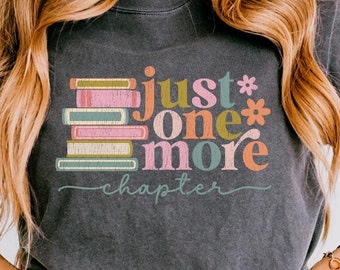 Komfortfarben Nur noch ein Kapitel Crop Shirt, Blumenbuch Shirt, Leselehrer T-Shirt, Bücherwurm Shirt, Lehrer Crop Shirt Boxy Fit