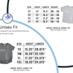 Op de afbeelding: Een diagram met maattabellen voor Unisex peuter- en jeugd-T-shirts. De tabellen tonen maten, borstmetingen in inches, lengtematen in inches en gewichtsbereiken. De tekst "Unisex Fit" is ook opgenomen.