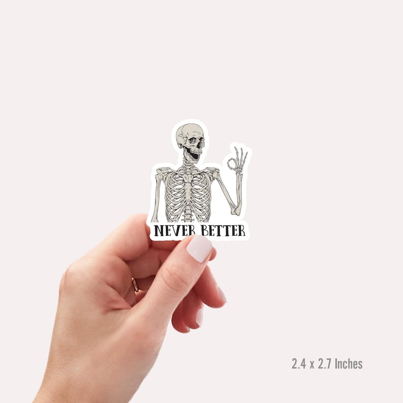 Peut inclure: Un autocollant repr&eacute;sentant un squelette de dessin anim&eacute; faisant un pouce en l'air avec le texte "NEVER BETTER" imprim&eacute; en dessous. L'autocollant mesure 2,4 x 2,7 pouces.