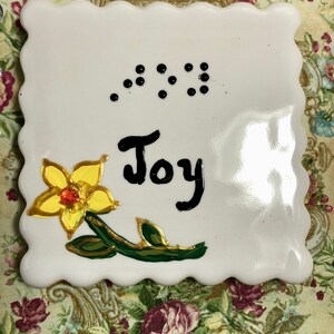 Cadeaux en braille, Aimant braille avec points en relief, Aimant « Joy », motif peint à la main, Braille avec points en relief, peint à la main