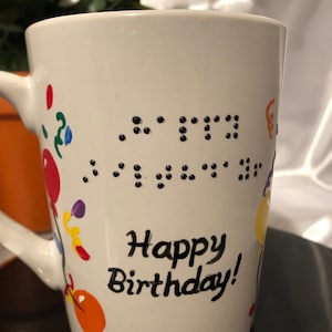 Cadeaux d'anniversaire en braille, joyeux anniversaire, tasse à café, tasse à thé, ballons, RAISED DOT Braille, message d'anniversaire, peint à la main
