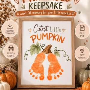 以下が含まれることがあります： 木製のフレームに入った印刷可能な記念ポスター。Cutest Little PUMPKINという文字と、カボチャの形をした2つのオレンジ色の赤ちゃんの足跡のイラストが描かれています。デザインには緑の葉とツルが含まれており、ダウンロード用のテキストアイコンも添えられています。